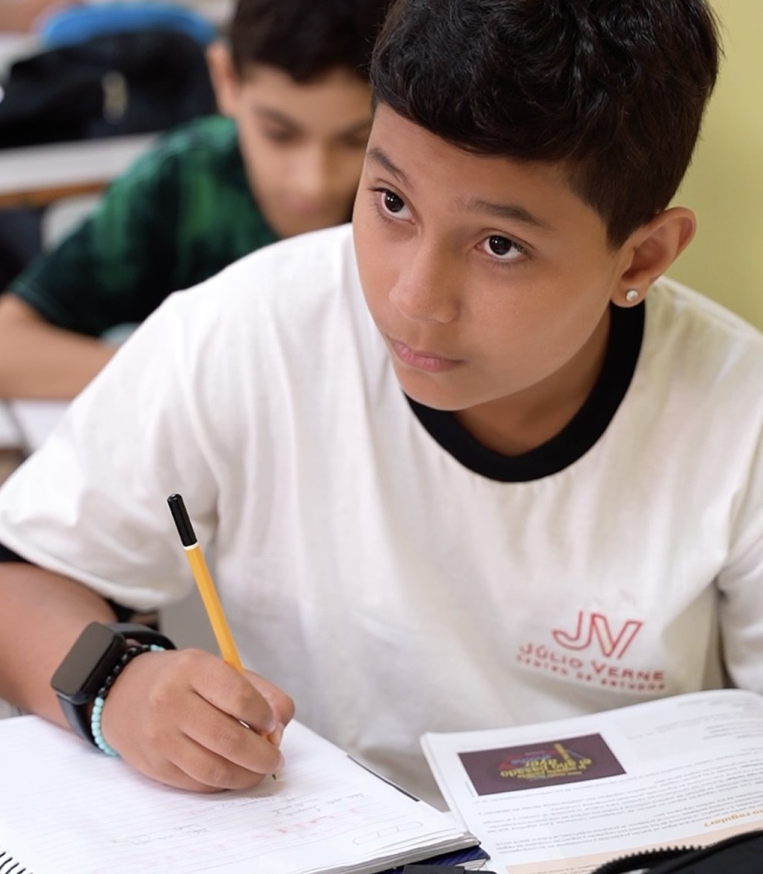 Uma escola que não ensina a ler, a interpretar e a pensar não prepara o aluno para a vida. É nessa fase que o estudante aprende a conviver, a construir sua identidade, a se expressar, a organizar o pensamento e a entender o mundo. Quando esse processo é negligenciado, o prejuízo se acumula para sempre.