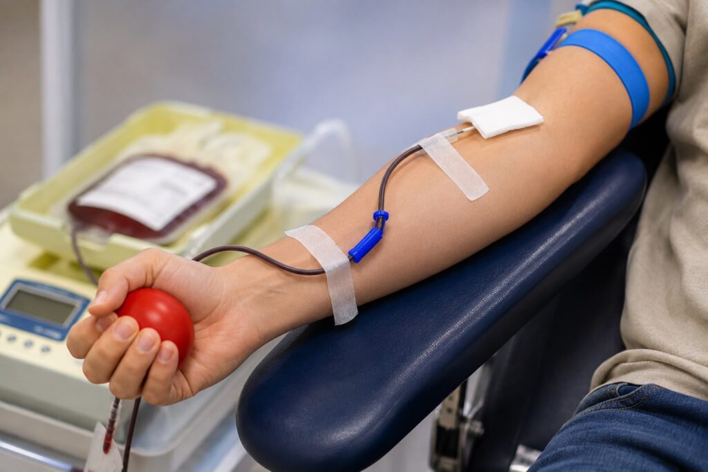 Formar cidadãos conscientes também significa ensinar, na prática, o valor da solidariedade. Foi com esse propósito que os alunos do Ensino Médio do Júlio Verne Centro de Estudos participaram de uma ação de doação de sangue, idealizada pelo professor Everaldo Rodrigues (História). A iniciativa faz parte da proposta humanista da escola, que busca ir além da formação acadêmica, incentivando atitudes de empatia, responsabilidade social e compromisso com o próximo.