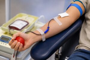 Formar cidadãos conscientes também significa ensinar, na prática, o valor da solidariedade. Foi com esse propósito que os alunos do Ensino Médio do Júlio Verne Centro de Estudos participaram de uma ação de doação de sangue, idealizada pelo professor Everaldo Rodrigues (História). A iniciativa faz parte da proposta humanista da escola, que busca ir além da formação acadêmica, incentivando atitudes de empatia, responsabilidade social e compromisso com o próximo.