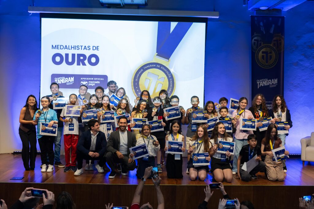 Quatro alunos do Júlio Verne conquistam medalhas de ouro na Olimpíada Tangram, considerada a maior olimpíada digital de Matemática e Educação Financeira do Brasil. Esse resultado coloca os estudantes do JV em destaque na competição, entre os 2% mais bem colocados do país. Além dessas primeiras colocações, o Júlio Verne trouxe medalhas de prata e bronze.